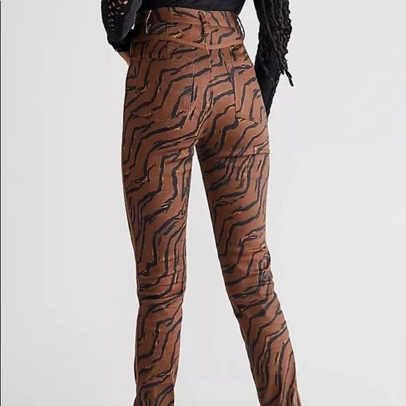 Animal print high rise jeans 🦓🤎 - Picture 4 of 8